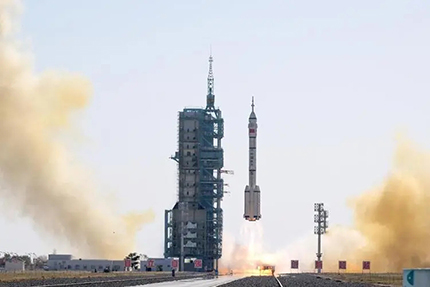 神舟十七號載人飛船于2023年10月26日11時13分從酒泉衛(wèi)星發(fā)射中心成功升空。這一重大事件標(biāo)志著我們中國航天事業(yè)邁向了新的里程碑，再次向全世界展示了中國在航天領(lǐng)域的強(qiáng)大實力和卓越能力。